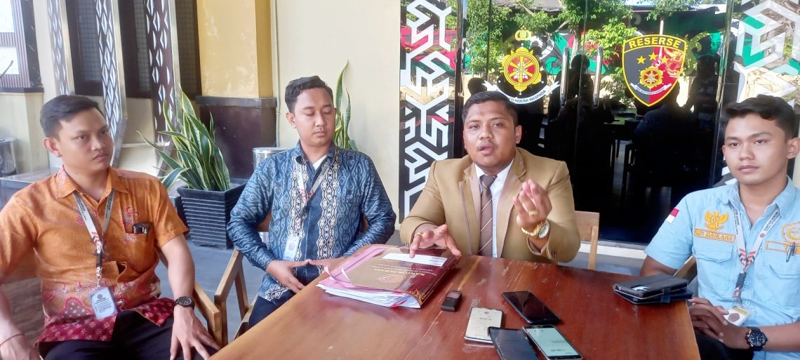 Jeffriko Seran (berjas) dan tim selaku kuasa hukum para korban penipuan online menerangkan kronologis peristiwa di halaman kantor Ditreskrimsus Polda Kalteng, Senin (13/5/2024). Foto: fernando rajagukguk