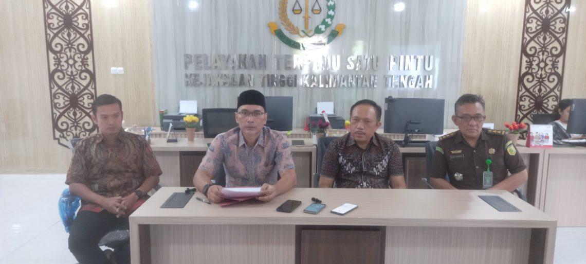 Aspidsus Kejati Kalteng, Douglas Pamino Nainggolan (dua dari kiri) didampingi Asintel Komaidi, Kasi Penkum Dodik Mahendra dan Kasi Penyidikan Eko Nugroho. Foto: fernando rajagukguk