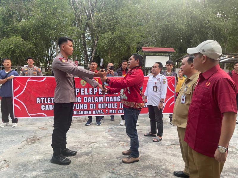 Ketua Umum KONI Kalteng Rahmat Hidayat, melepas secara resmi pelaksanaan Training Center (TC) Pelatprov untuk atlet Dayung ke Jawa Barat,
Senin (6/5/2024) petang. Foto : Ist