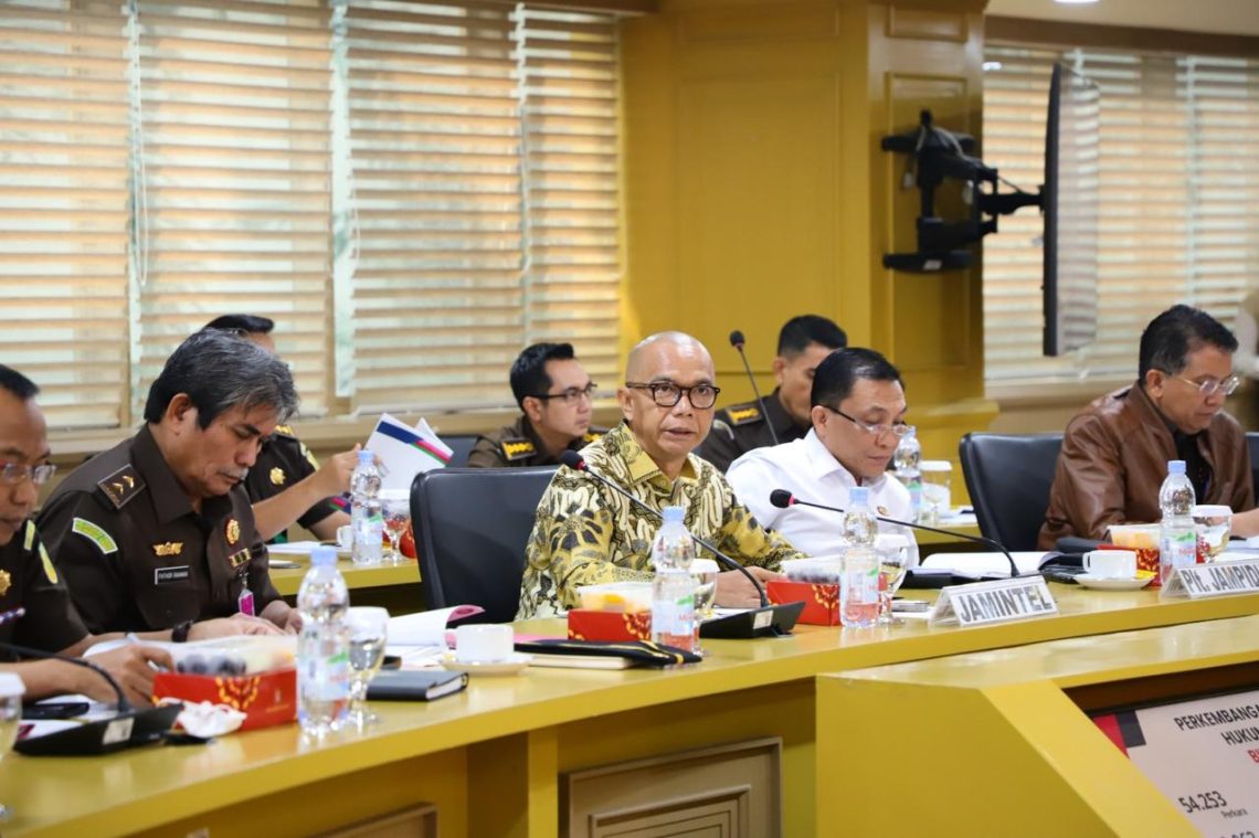 JAM Intelijen Prof. Dr. Reda Manthovani (batik kuning) rapat kerja dengan Komite I DPD RI di Ruang Rapat Sriwijaya Gedung DPD RI, Selasa (21/5/2024). Foto: Puspenkum Kejagung