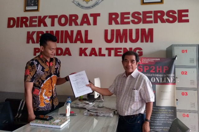 Pua Hardinata (kanan) menyerahkan surat laporan dugaan penipuan developer SA ke petugas Ditreskrimum Polda Kalteng, Senin (20/5/2024). Foto: pua hardinata