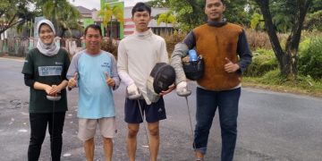 Atlet Anggar Latihan Pergerakan di Lapangan Terbuka