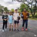 Atlet Anggar Latihan Pergerakan di Lapangan Terbuka