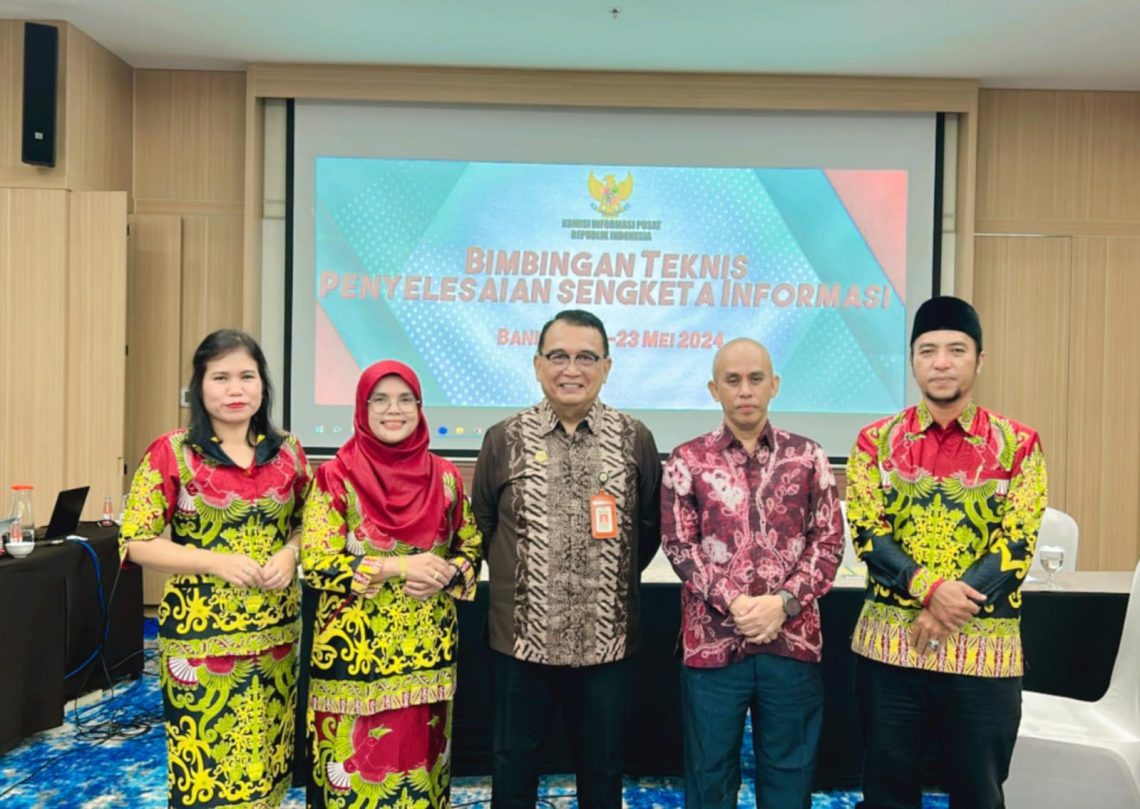 Tiga Komisioner KI Kalteng yang mengikuti Bimtek PSI di Bandung, saat melakukan foto bersama dengan narasumber dari Tenaga Ahli Komis Yudisial RI, Totok Wintarto. S.H., M.H dan didampingi oleh Komisioner KI Pusat Bidang PSI, Syawaludin disela Bimtek PSI