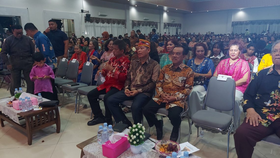 Wakil Ketua I DPRD Provinsi Kalimantan Tengah, Ir. H. Abdul Razak, menghadiri Perayaan Natal Kerukunan Warga Ot Danum Prov. Kalteng di Gedung Sangkuwong Palangka Raya.