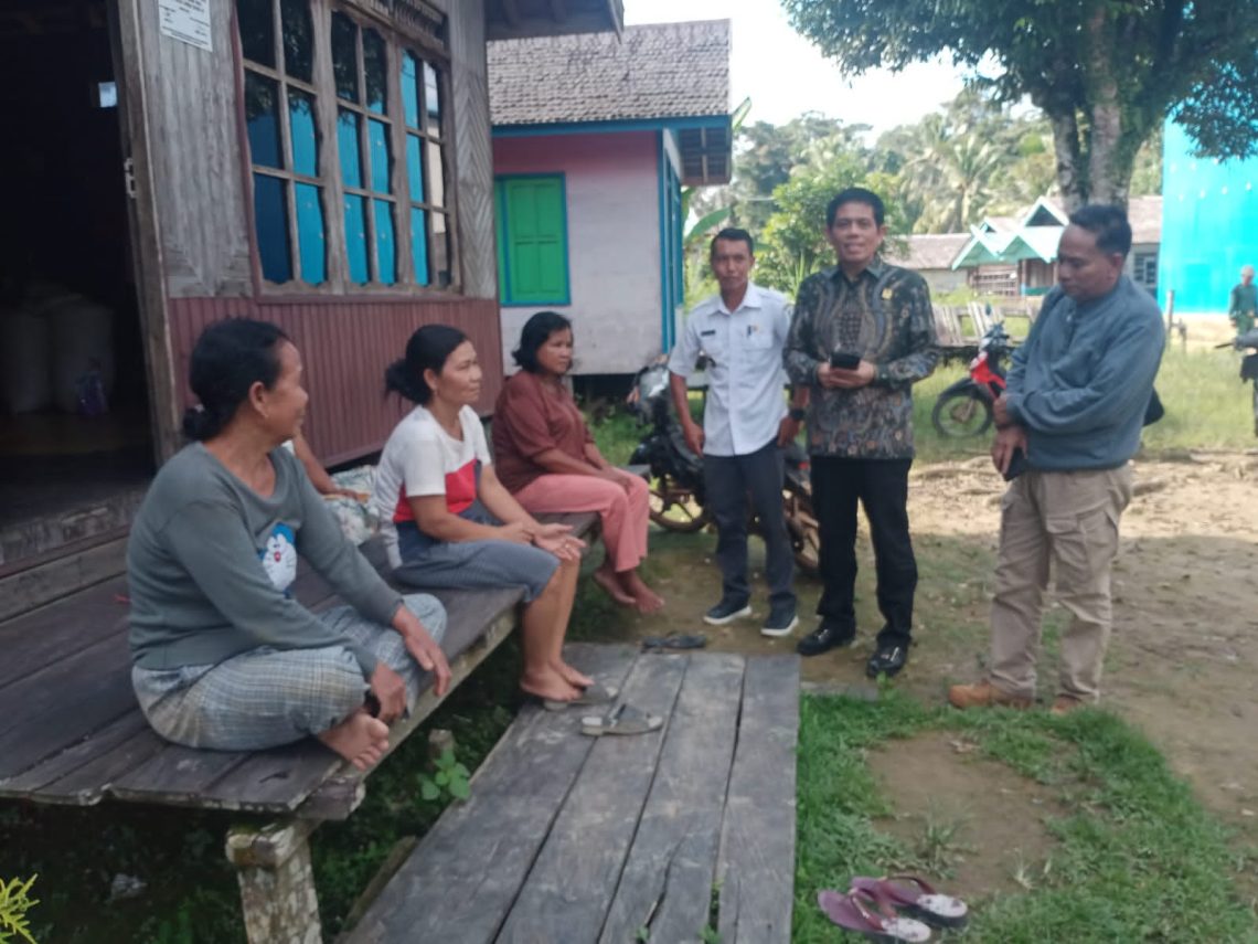 Anggota Ombudsman RI, Jemsly Hutabarat (batik) mendengarkan aspirasi warga Desa Tumbang Torung, Kecamatan Bukit Santuai Kabupaten Kotawaringin Timur, Selasa (4/6/2024). Foto: ist