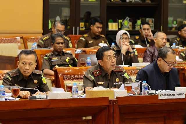 Wakil Jaksa Agung Dr. Sunarta (tengah depan) saat menghadiri rapat kerja dengan Komisi III DPR RI, Kamis (13/6/2024). Foto: Puspenkum Kejagung