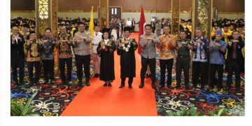 Plh Staf Ahli Gubernur Bidang Pemerintahan, Hukum dan Politik Hadiri Wisuda UT
