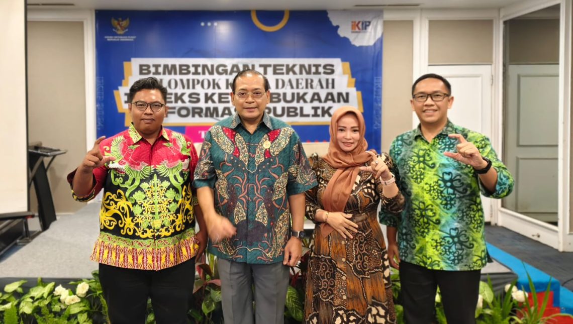 Dr. Dony (Tengah), Ketua KI Pusat saat bersedia foto bersama Komisioner KI Kalteng dan Pokjada IKIP 2024 usai pembukaan Bimtek, Hotel Mercure, Jakarta