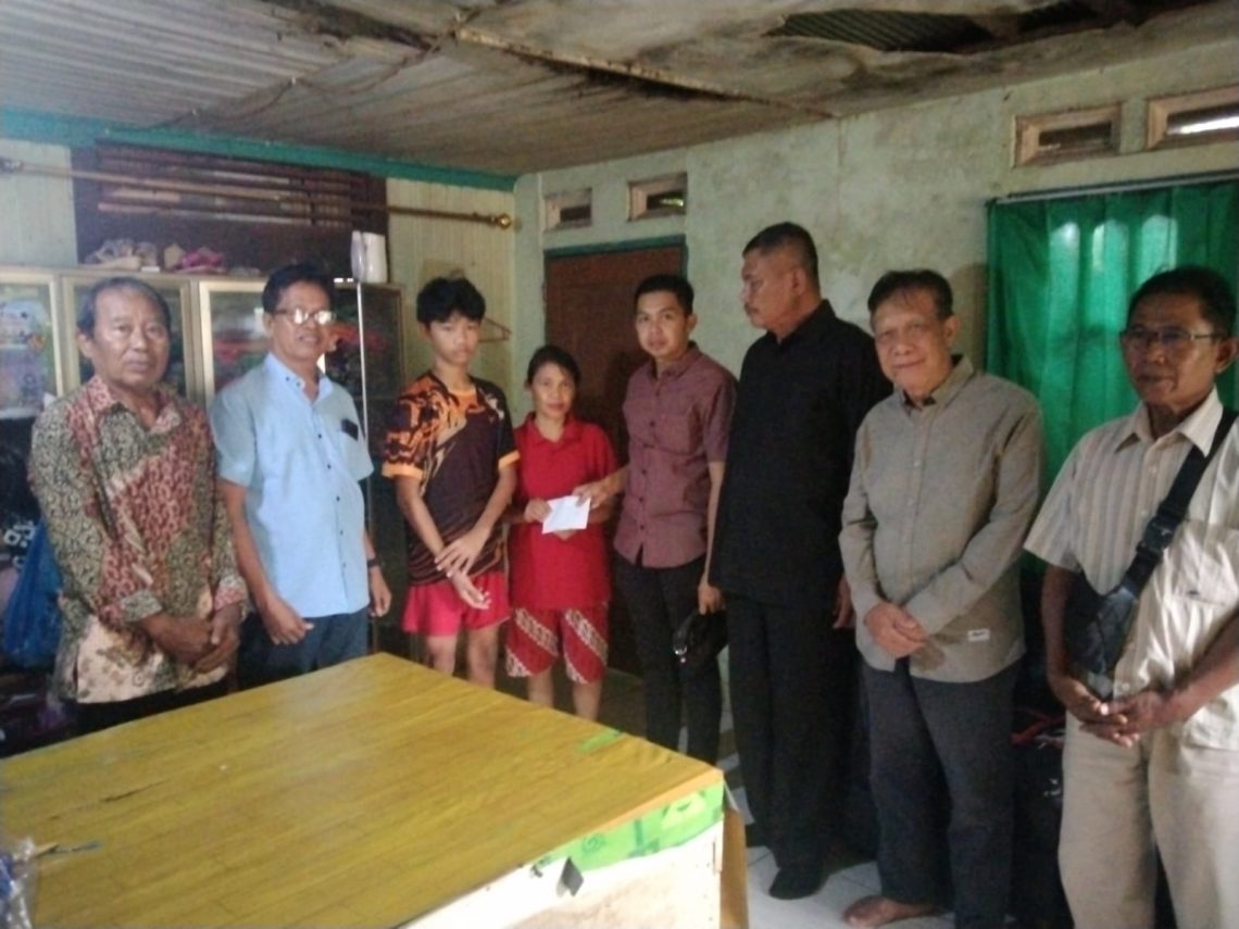 Hadi Hidayat, Perwakilan H.Eddy Raya Samsuri saat menyerahkan bantuan pendidikan kepada Elvan, yang diterima langsung oleh Herlina Toyang (Ibu Elvan), agar bisa melanjutkan sekolah ke SLTA hingga lulus dan membanggakan orangtua. Foto : AT