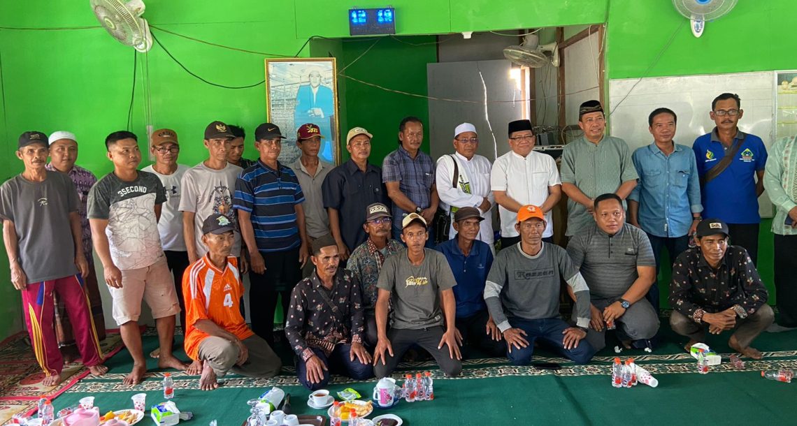 Warga Desa Mawar Mekar melakukan foto bersama dengan Erlin Hardy. Nampak antusias warga menyambut kedatangan PJ.Bupati Kapuas tersebut. Sabtu (20/7/2024). Foto : AT