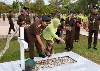 Kajati Kalteng Ziarah dan Tabur Bunga Ke TMP Sanaman Lampang