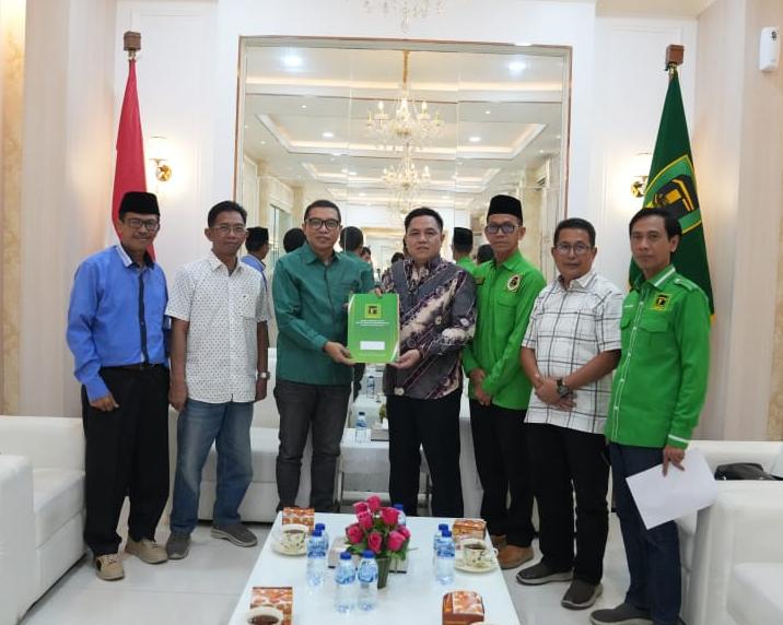 H.Awaludin Noor (Putih) mendampingi Ahmad Baidowi (Desk Pilkada DPP PPP Korwil Kalteng) saat menyerahkan Rekomendasi PPP kepada Dr.Ariantho S.Muler ST., MM sebagai Calon Bupati Kabupaten Bartim dan H.Ahmadi sebagai Calon Wakil Bupati Kabupaten Bartim. Nampak Sekretaris Wilayah DPW PPP Kalteng, Rejikinor turut mnyertai penyerahan rekomendasi PPP di kantor DPP PPP Jakarta. Selasa (16/7/2024). Foto : AT