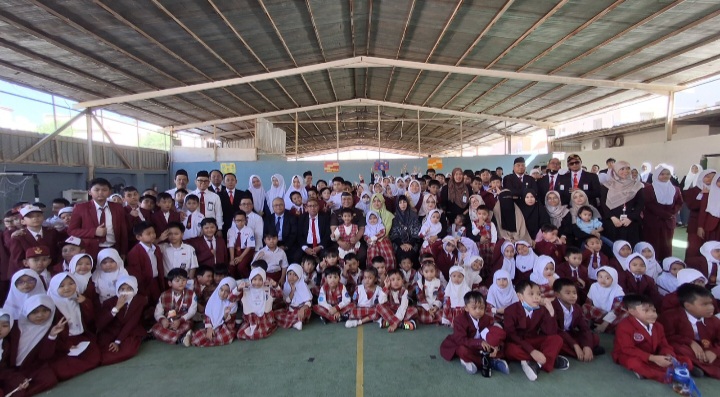 Dr. Erianto Nazar, SH, MH (seragam Kejaksaan) foto bersama seusai memberikan arahan kepada anak-anak tingkat TK sampai SMU dan majelis guru dan komite Sekolah Indonesia Riyadh pada hari Minggu 21 Juli 2024. Foto: ist