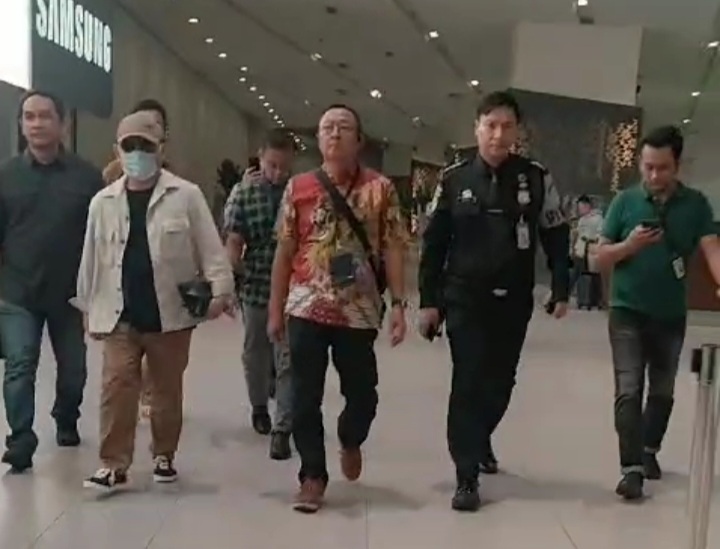 Mantan Bupati Kotawaringin Barat, Ujang Iskandar (bertopi) saat diamankan Tim Intelijen Kejaksaan Agung di Terminal 3 Bandara Soekarno Hatta, Jumat 26 Juli 2024, sekitar pukul 15.45 WIB. Foto: ist