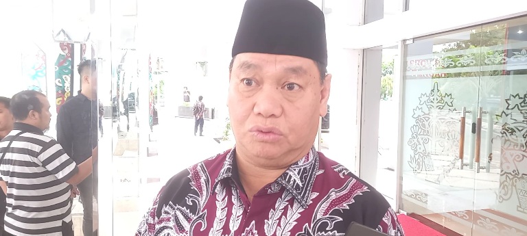 Bupati Kotim, Halikinnor menanggapi pernyataan tersangka AU seusai menghadiri acara pembukaan Konferensi PWI Kalteng di gedung Aula Jayang Tingang Kantor Gubernur Kalteng, Sabtu (13/7/2024) pagi. Foto: fernando rajagukguk