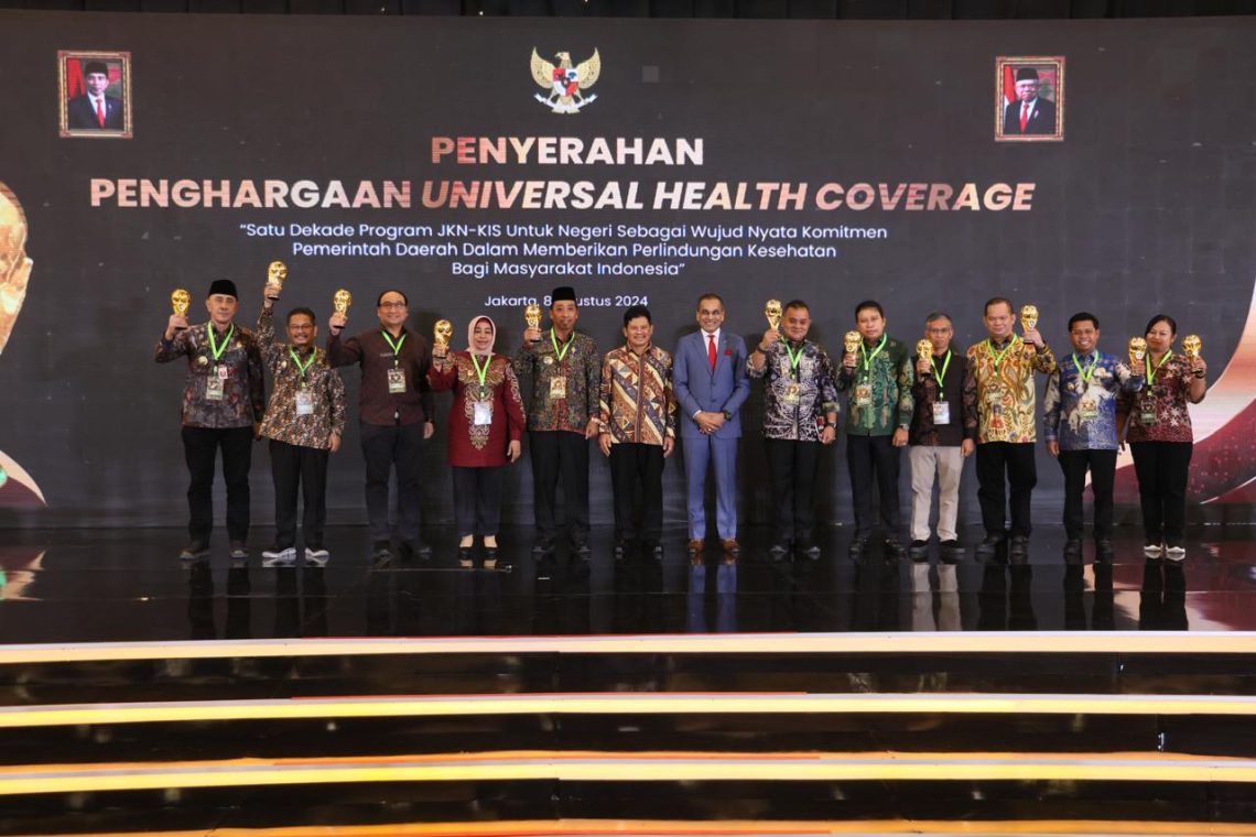 Wakil Presiden Republik Indonesia, Ma'ruf Amin, memberikan penghargaan kepada kepala daerah dari 33 provinsi dan 460 kabupaten/kota di Indonesia yang telah berhasil meraih predikat Universal Health Coverage (UHC), Kamis (8/4/2024).