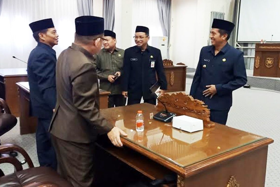 (Sumber: Istimewa) Pj Bupati Barito Utara Muhlis didampingi Asisten Administrasi Umum Yaser Arapat menyalami anggota DPRD setempat usai mengikuti rapat paripurna DPRD Barito Utara