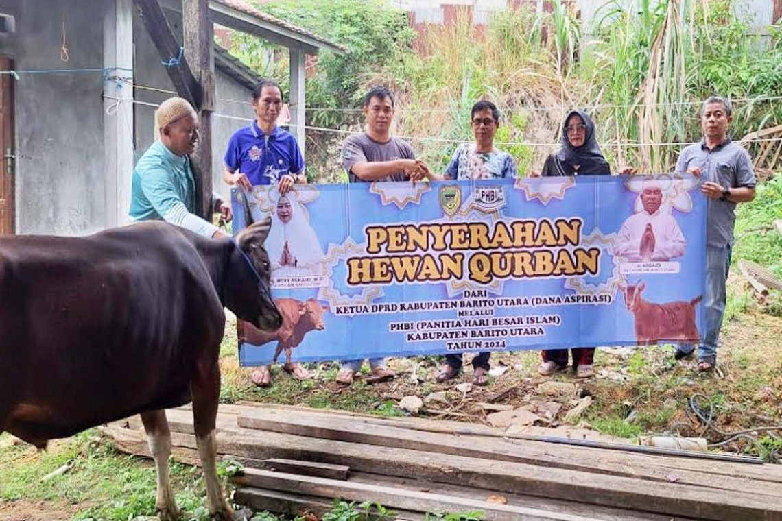 (Sumber: Istimewa) Ketua DPRD Barito Utara serahkan tiga sapi kurban ke Setwan