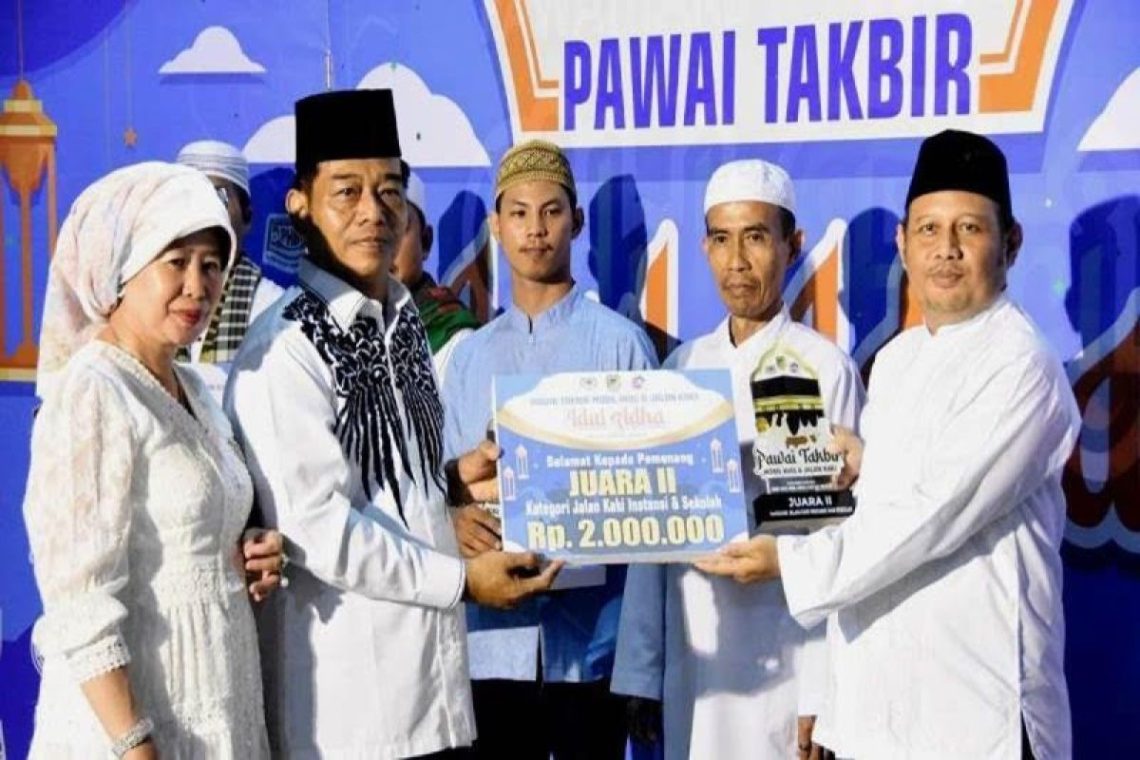 (Sumber: Istimewa) Ketua Komisi III DPRD Kabupaten Barito Utara, H Tajeri bersama anggota DPRD lainnya Hj Sofia menghadiri pawai takbir keliling mobil hias