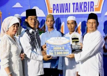 Anggota DPRD Barut serahkan piala Pawai Takbir Idul Adha 1445 H