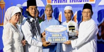 Anggota DPRD Barut serahkan piala Pawai Takbir Idul Adha 1445 H
