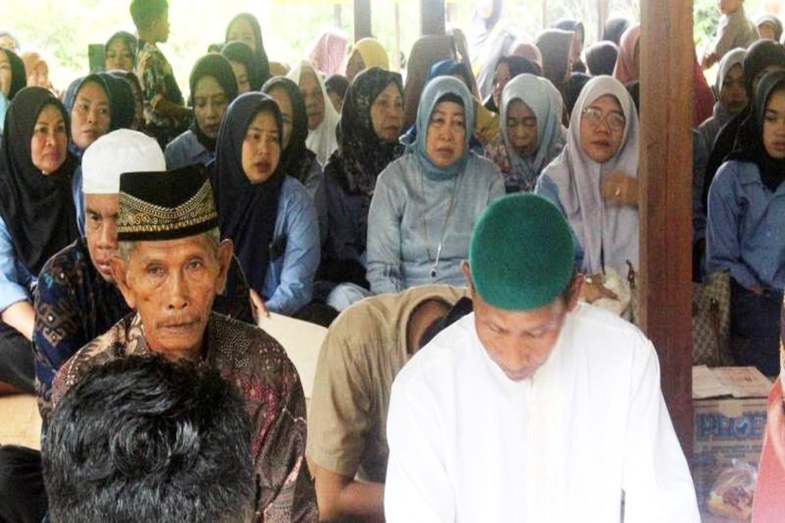 (Sumber: Istimewa) Ketua DPRD Kabupaten Barito Utara Hj Mery Rukaini, menghadiri undangan Panitia Haulan Datu Malik Bin Karma dan Datu Sura Bin Karma