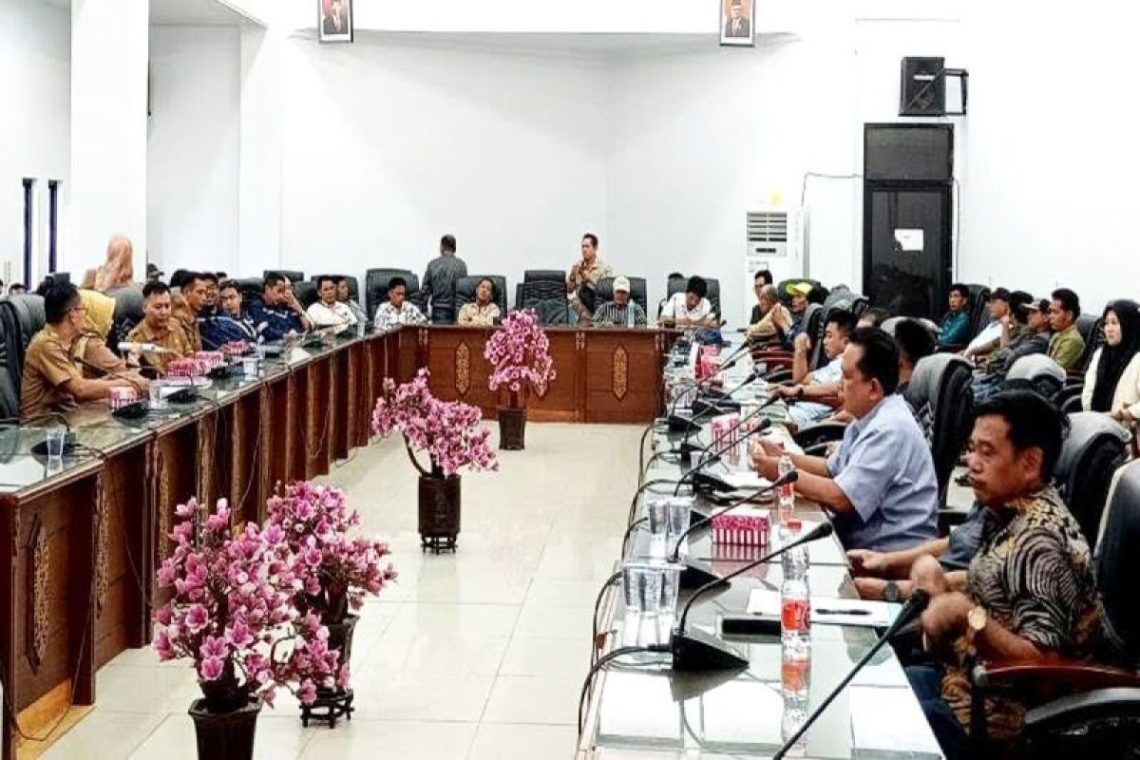 (Sumber: Istimewa) DPRD Barito Utara bersama pemkab setempat dan PT SMM serta Kepala Desa Lemo II, warga Desa Lemo I dan II mengikuti rapat dengar pendaat (RDP) lanjutan terkait pembebasan lahan masyarakat,