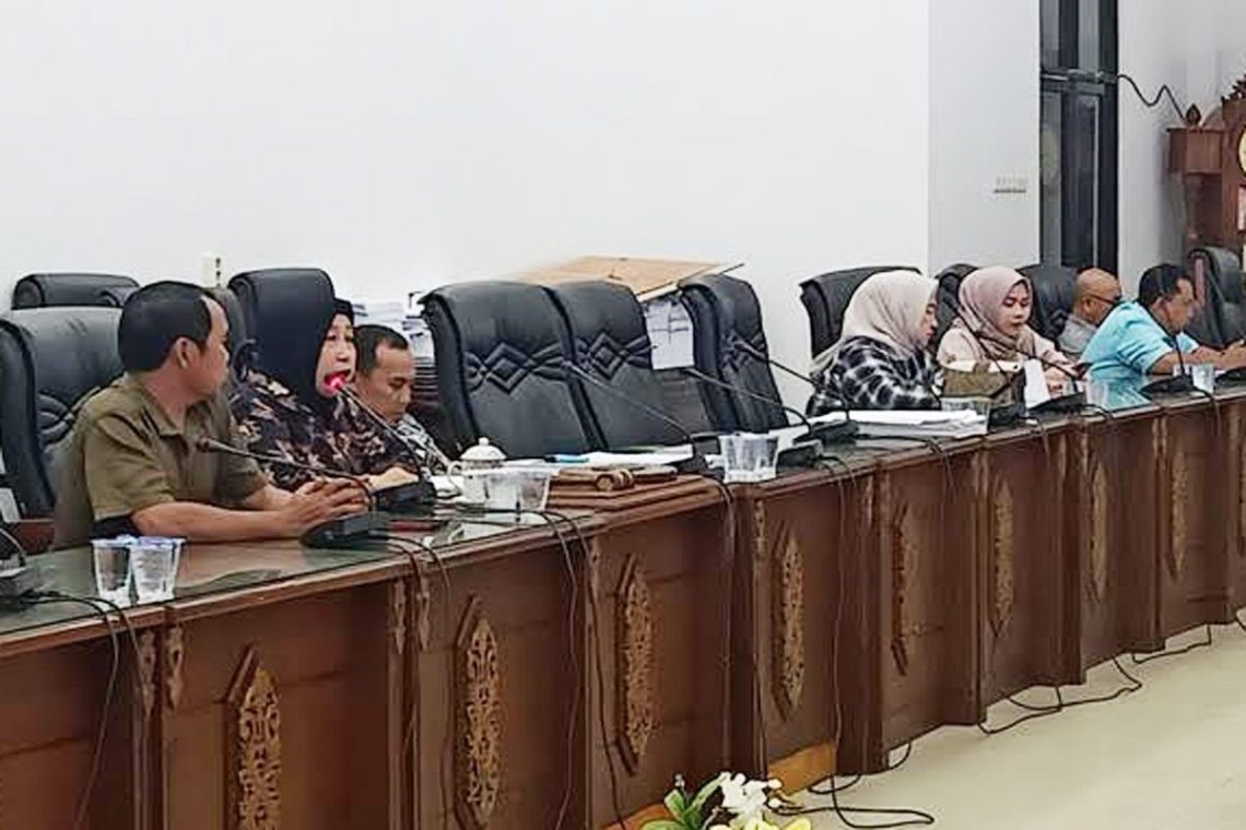 (Sumber: Istimewa) Ketua DPRD Barito Utara Hj Mery Rukaini memimpin RDP bersama pemkab setempat di ruang rapat DPRD setempat