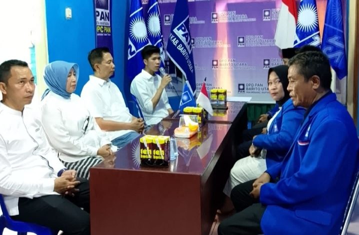 Bakal Calon Bupati Kabupaten Barito Utara, Akhmad Gunadi Nadalsyah mengembalikan berkas pencalonan dirinya. (Foto/Saleh. P)