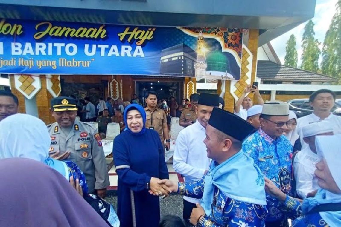 (Sumber: Istimewa) Ketua DPRD Barito Utara Hj Mery Rukaini didampingi Pj Sekda Jufriansyah, Waket II DPRD Kalteng H Jimmy Carter, unsur FKPD, Komisaris Utama Mitra Barito Akhmad Gunadi dan undangan lainya melepas keberangkatan jamaah calon haji di halaman kantor bupati setempat