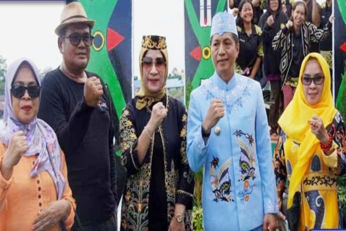 (Sumber: Istimewa) Anggota DPRD Kabupaten Barito Utara Hj Nety Herawati foto bersama Penjabat Bupati setempat Muhlis dan didampingi Kadis Budparpora Hj Annisa Cahyawati pada pelaksanaan karnaval Budaya Isen Mulang untuk memberikan support dan dukungan kepada kontingen Barito Utara