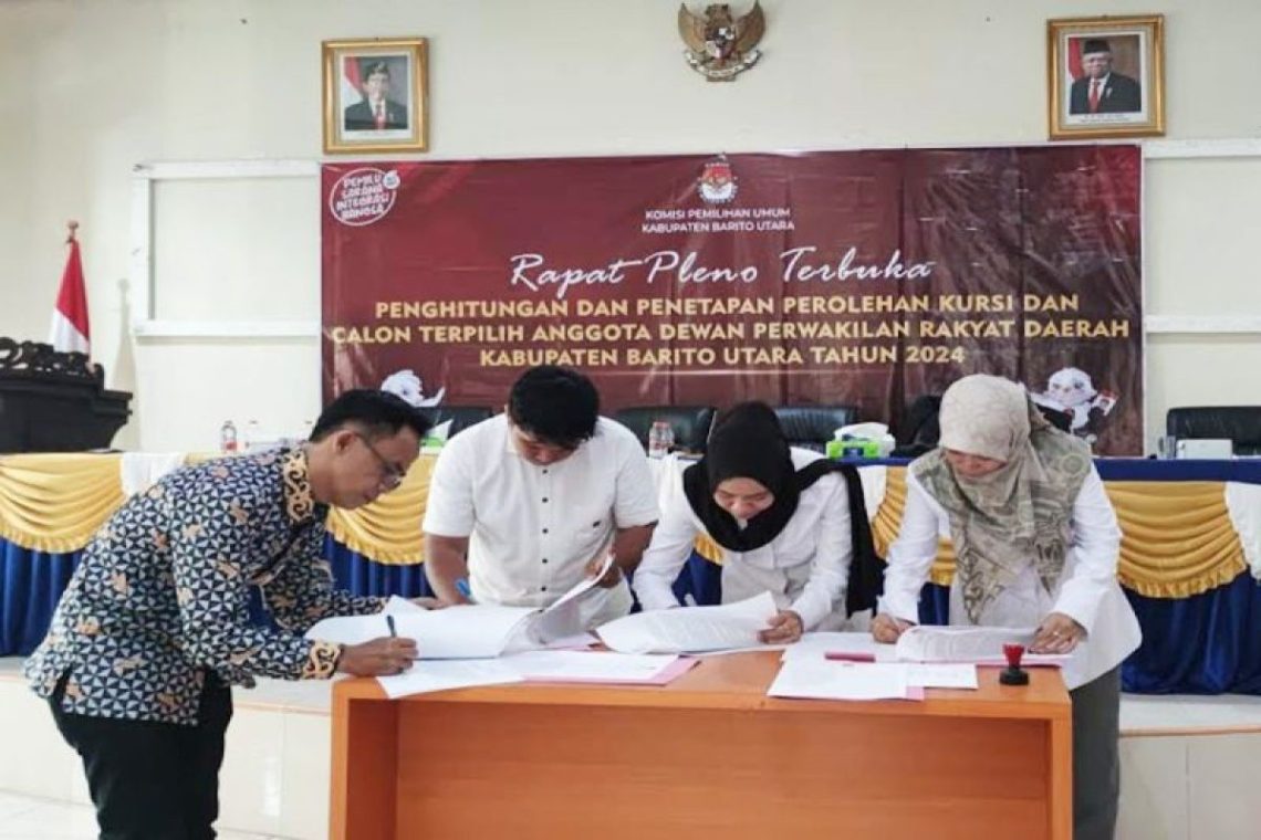(Sumber: Istimewa) Ketua dan anggota KPU Barito Utara menandatangani berita acara rapat pleno terbuka penghitungan dan penetapan perolehan kursi dan calon terpilih anggota DPRD Barito Utara 2024