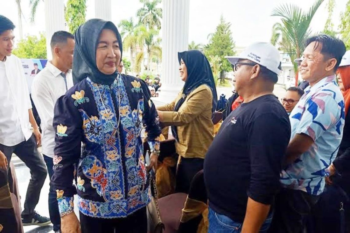 (Sumber: Istimewa) Anggota DPRD Kabupaten Barito Utara Rujana Anggraini menghadiri pelepasan kontingen Barito Utara dalam rangka mengikuti Festival Budaya Isen Mulang (FBIM) di Palangka Raya di rumah jabatan bupati setempat