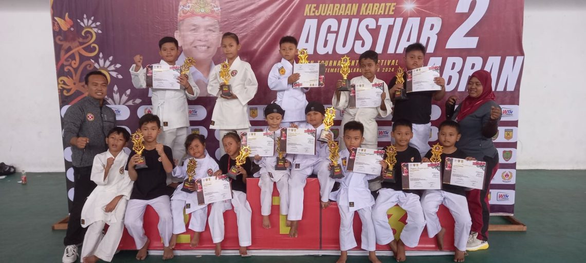 Para juara di kelas Festival Kata tingkat Sekolah Dasar. Foto: fernando rajagukguk