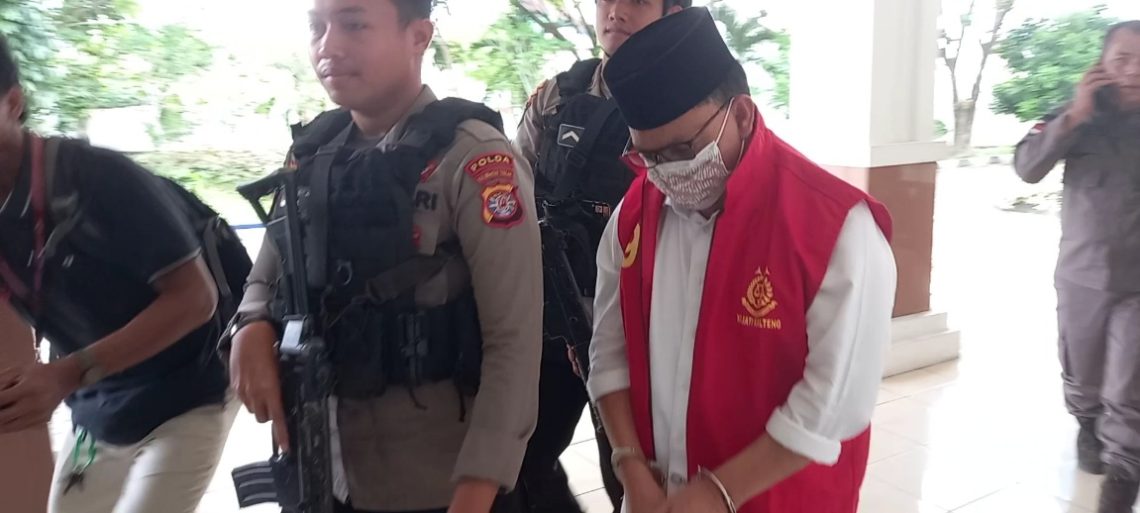 Ujang Iskandar menuju ruang sidang Pengadilan Tipikor Palangka Raya, Kamis (12/9/2024) pagi. Foto: fernando rajagukguk