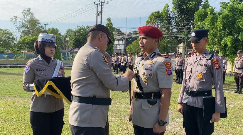 Kapolresta Palangka Raya, Kombes Pol Boy Herlambang, SIK, MSi (kiri) menyematkan pin jabatan Kasatreskrim kepada AKP M. Rian Permana, SIK. Foto: humas polresta palangka raya