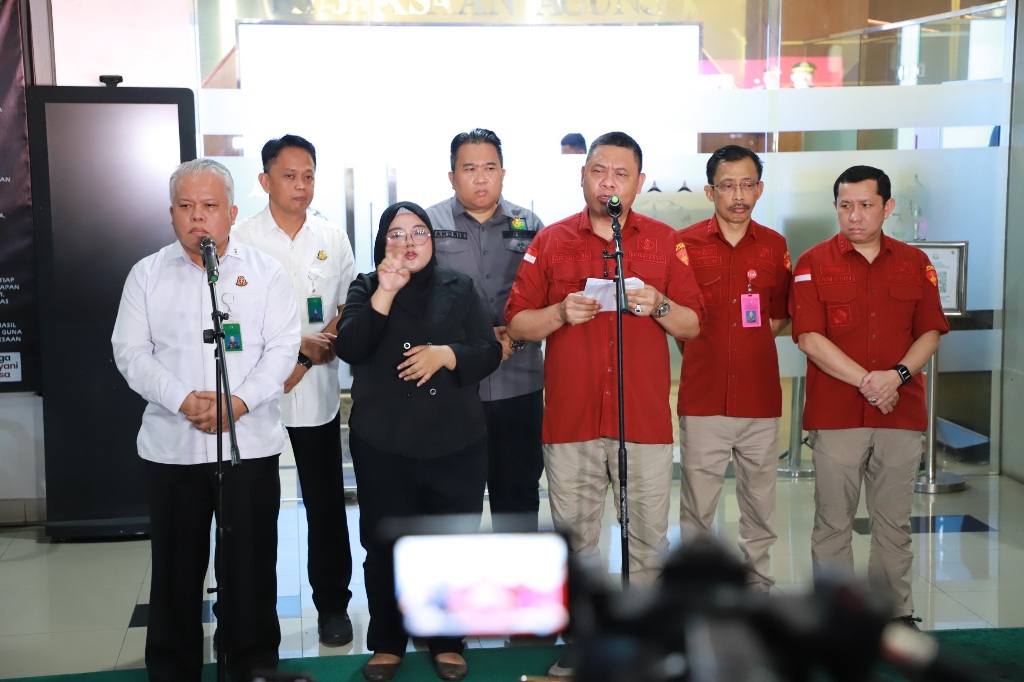 Kepala Pusat Penerangan Hukum Kejagung (Puspenkum), Dr. Harli Siregar, SH, M.Hum (kiri ujung) ungkap skandal suap vonis bebas yang melibatkan 3 Hakim dan 1 Pengacara, Rabu (23/10/2024). Foto: puspenkum kejagung