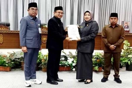 Penyerahan dokumen Materi Rapat Bupati Barito Utara, Terhadap Raperda Tentang Rencana Pembangunan Jangka Panjang Daerah (RPJP) Tahun 2025–2045, dari Pemerintah Kabupaten Barito Utara kepada unsur pimpinan DPRD Barito Utara. (foto/ist)