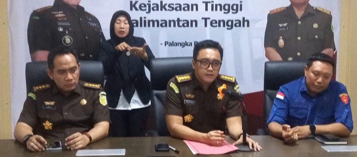 Asisten Tindak Pidana Khusus (Aspidsus), Wahyudi Eko Husodo (tengah) didampingi Asisten Intelijen, Eddy Sumarman (kiri) dan Kasi Penuntutan Bidang Pidsus, I Wayan Suryawan (kanan) dalam jumpa pers dugaan korupsi dana hiba Bawaslu Seruyan, Kamis (24/10/2024) sore. Foto: fernando rajagukguk