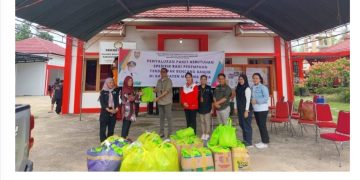 Dinas P3APPKB Kalteng Serahkan Paket Bantuan Kebutuhan Spesifik bagi Perempuan Terdampak Bencana
