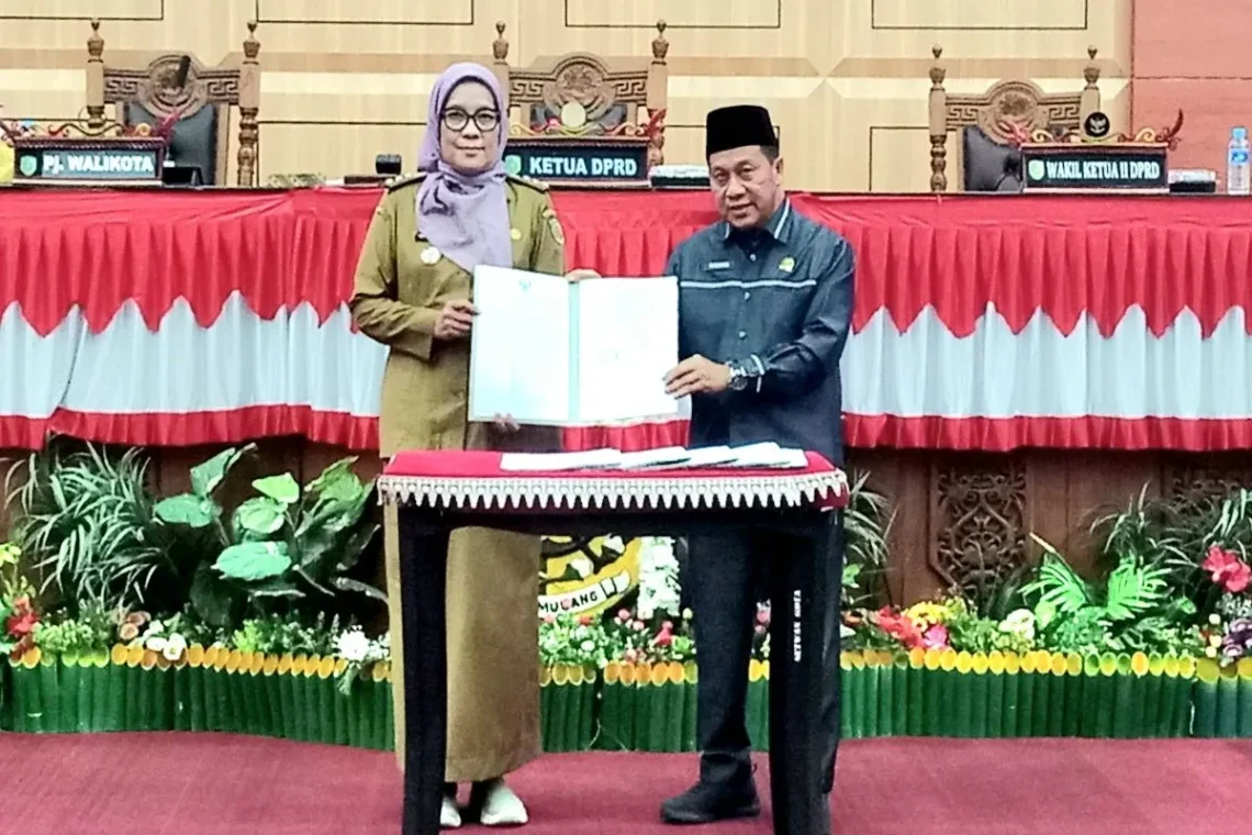 Ketua DPRD Kota Palangka Raya, Subandi, bersama Penjabat Wali Kota Palangka Raya, Hera Nugrahayu, saat penandatanganan berita acara penetapan alat kelengkapan dewan, Selasa (22/10/2024). Foto : ist