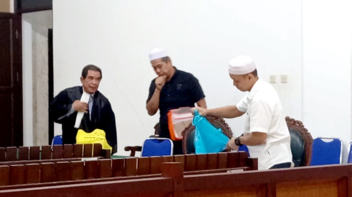 Pua Hardinata (kiri) bersama Ahyar (tengah) dan Bani Purwoko (kanan) seusai sidang di Pengadilan Tipikor Palangka Raya, Selasa (24/9/2024). Foto: fernando rajagukguk