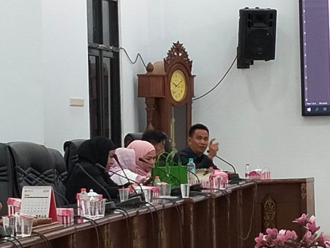 Anggota DPRD Barito Utara, Hasrat S Ag, saat rapat dewan.
