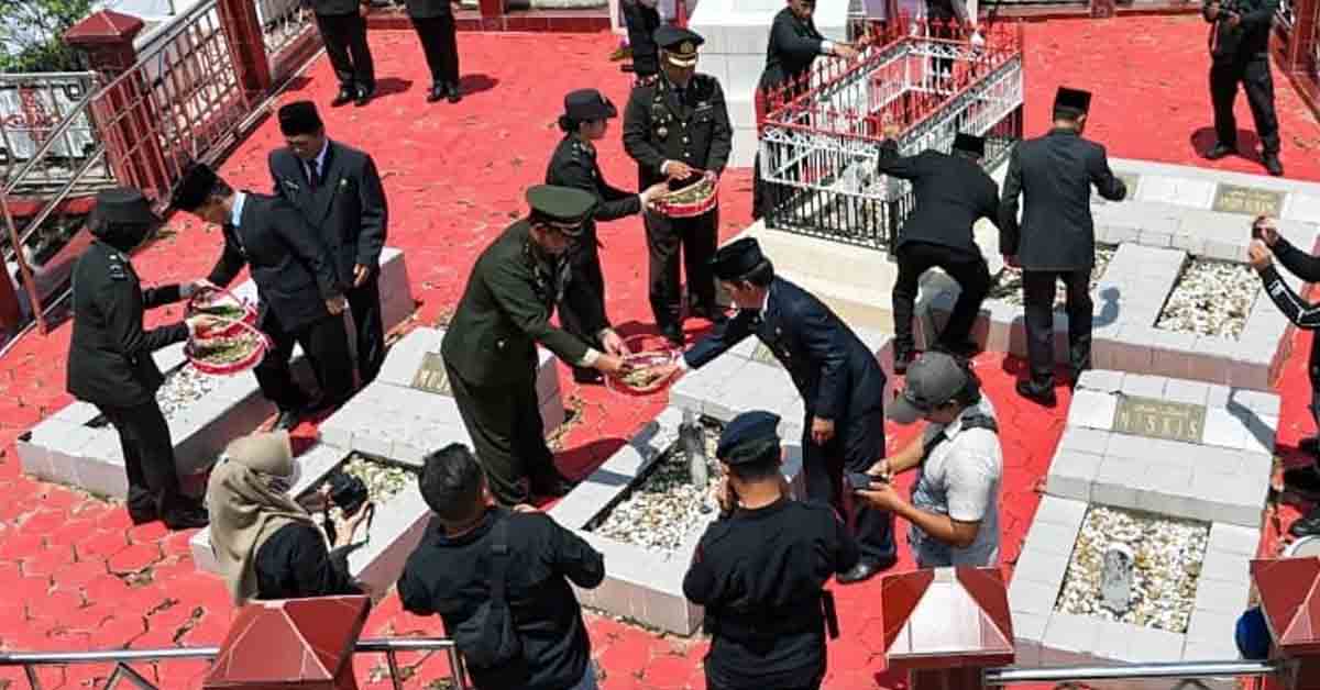 Asisten II Setda Mura Pimpin Upacara Ziarah dan Tabur Bunga