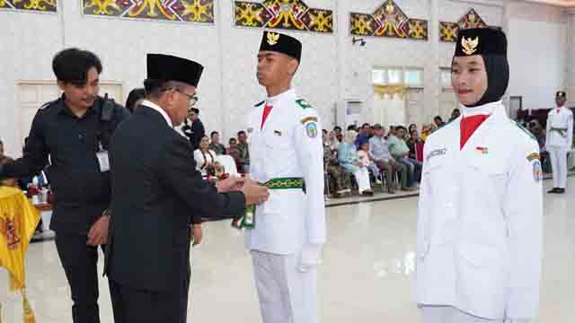 Pengukuhan Anggota Paskibraka oleh Pj Bupati Mura