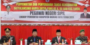 Penyematan Satyalencana Karya Satya kepada 40 ASN Kabupaten Mura