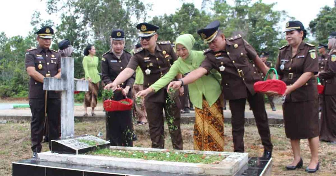 Jajaran Kejari Mura Lakukan Ziarah ke Taman Makam Pahlawan