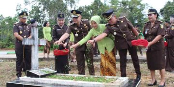 Jajaran Kejari Mura Lakukan Ziarah ke Taman Makam Pahlawan