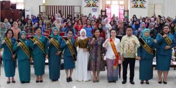 Pj Ketua TP-PKK Mura Melsi Hermon Lantik Tujuh Bunda PAUD Kecamatan